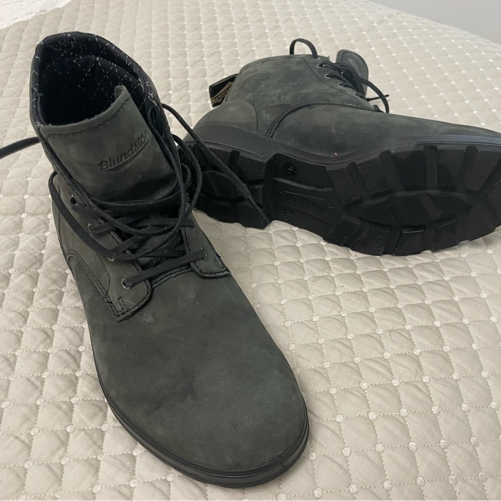 Blundstone lace up boots.  Like new.  Size 9